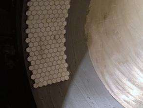 将铝土砖粘接到处理过的表面